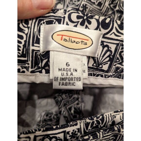 Talbots Women's Black & White Abstract Floral Pattern 13" Inseam Walking Short S - Picture 4 of 7